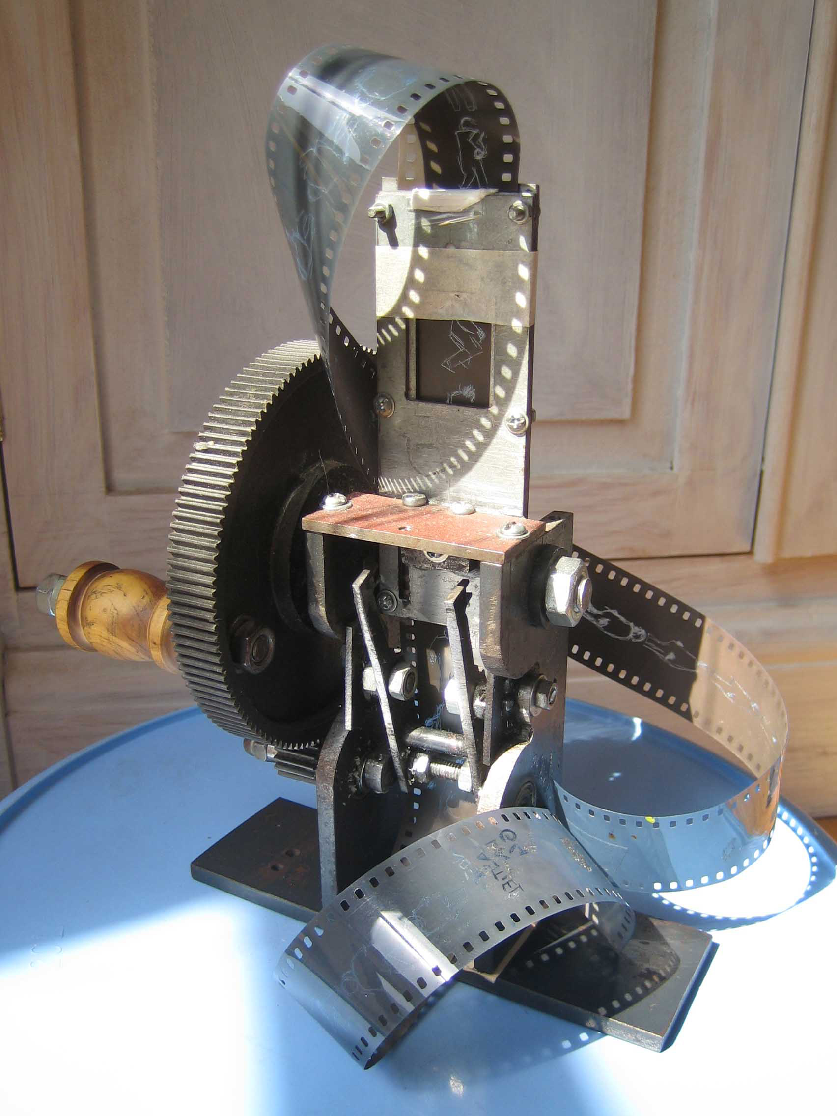 PROYECTO: Diseño y construcción de una moviola de carácter didáctico, basada en un mecanismo de arrastre discontínuo por garras tractoras, que describe de forma sencilla y comprensible el principio cinematográfico […]