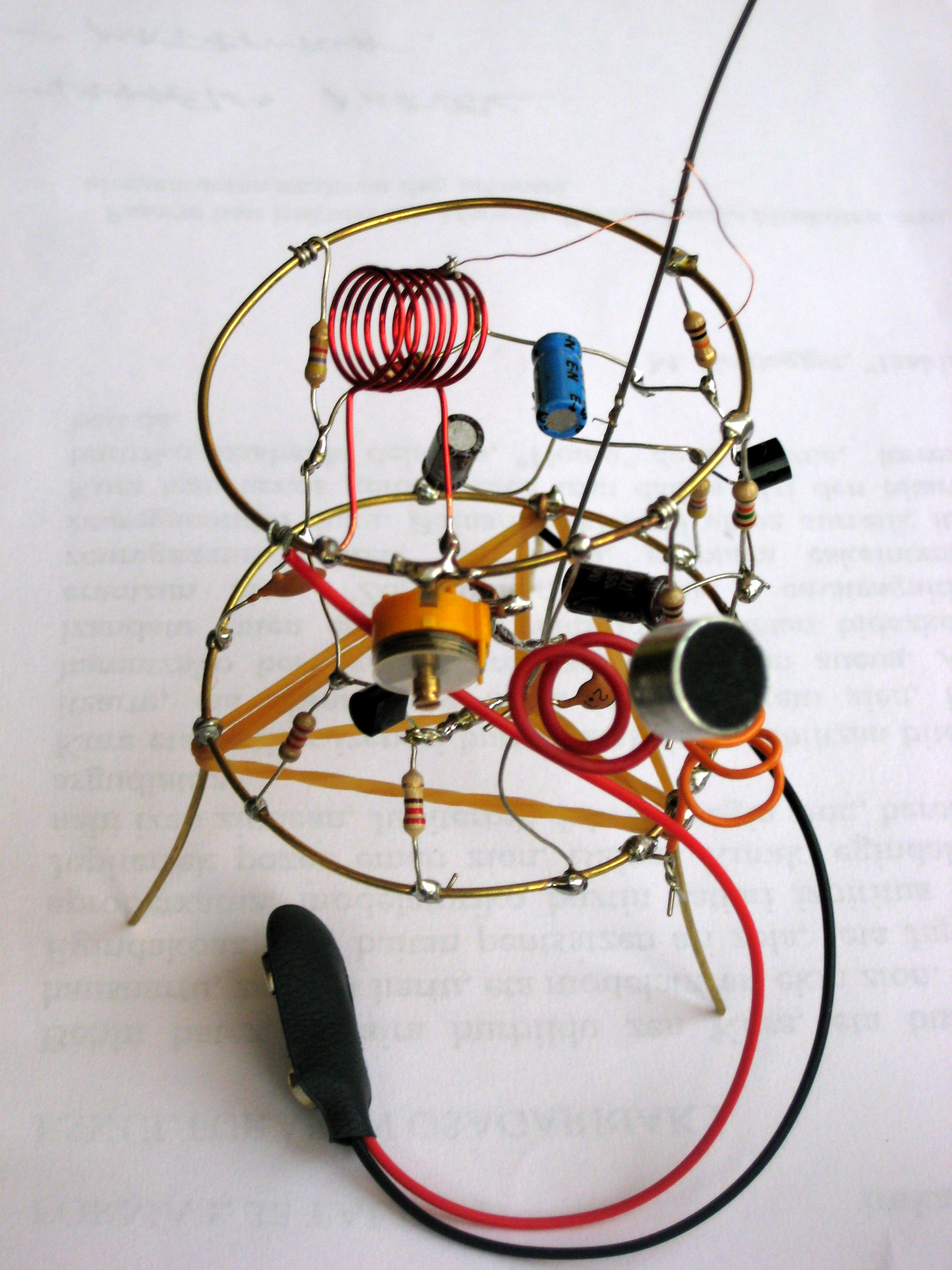 Se ha optado aquí por realizar una versión libre de un circuito emisor de FM, en la que los componentes electrónicos han sido soldados entre sí, definiendo ellos mismos la […]