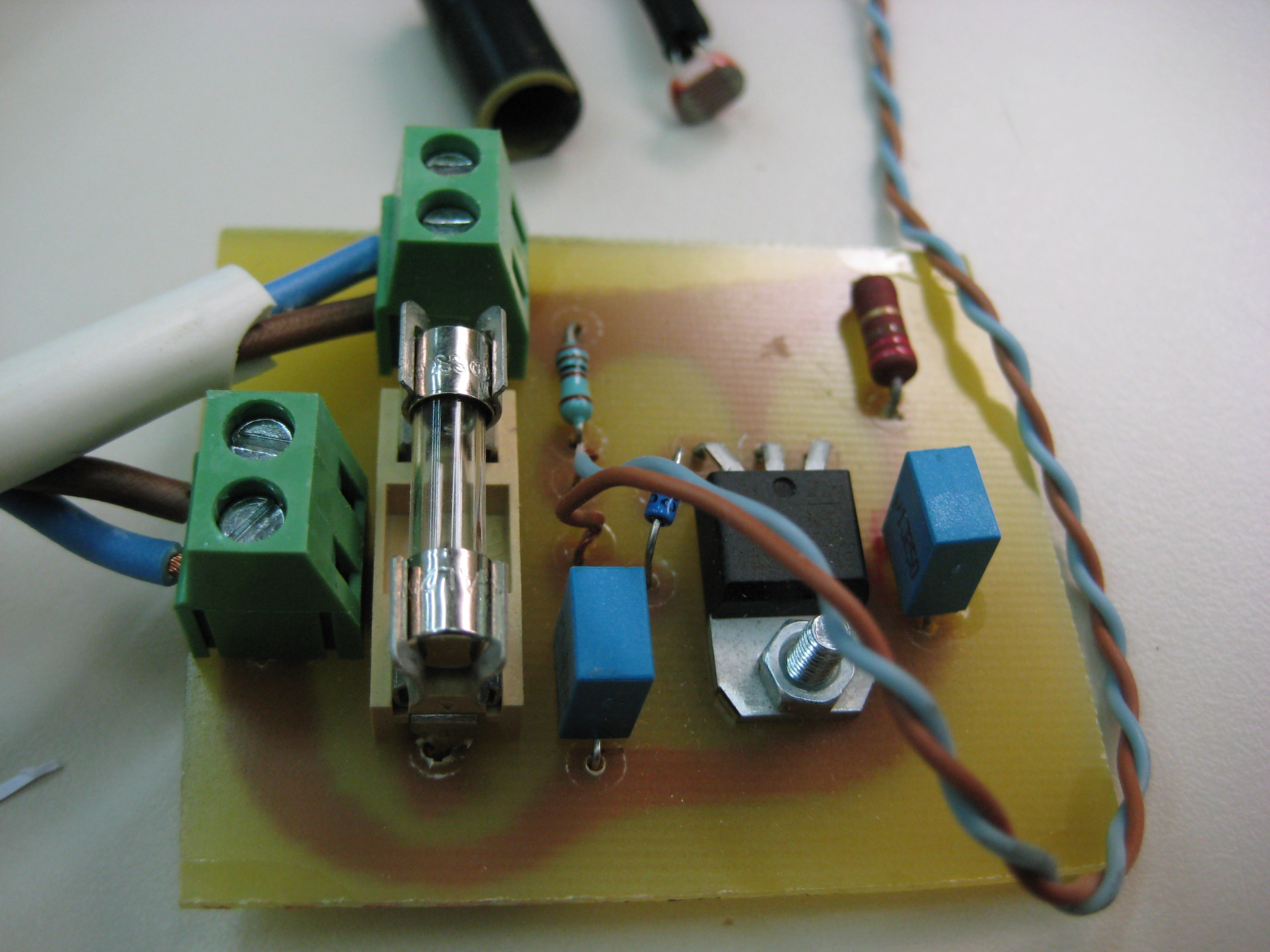   Circuito que regula la potencia de un circuito AC de 220V en función de la intensidad luminosa que incida sobre un LDR Debe protegerse en una caja aislada porque […]