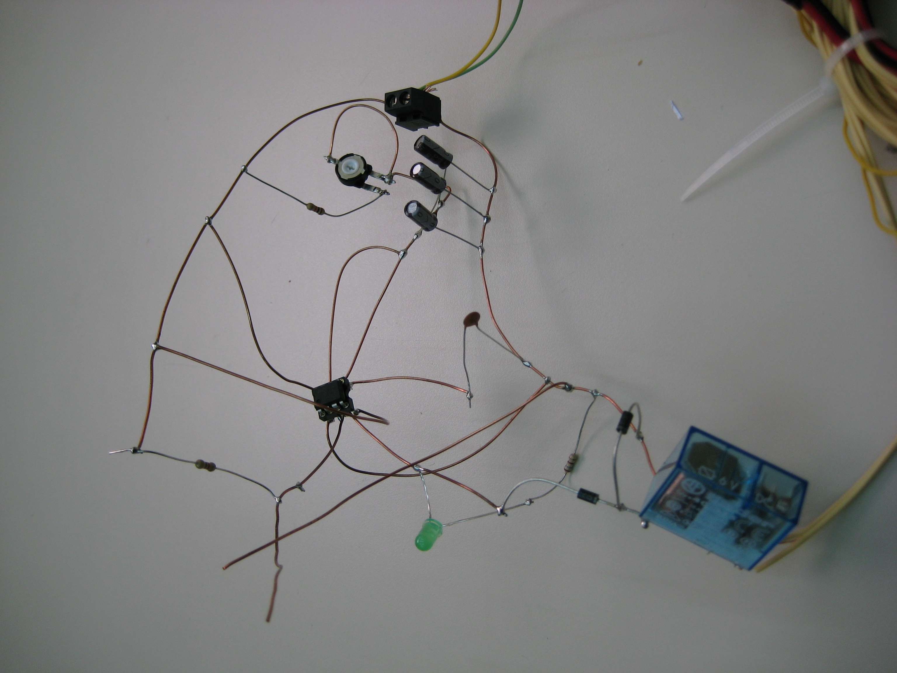   Temporizador que activa un relé durante un lapso de tiempo variable entre 0 y 1 minuto aproximadamente. El circuito sensor opera con 6 V, y activa o desactiva un […]