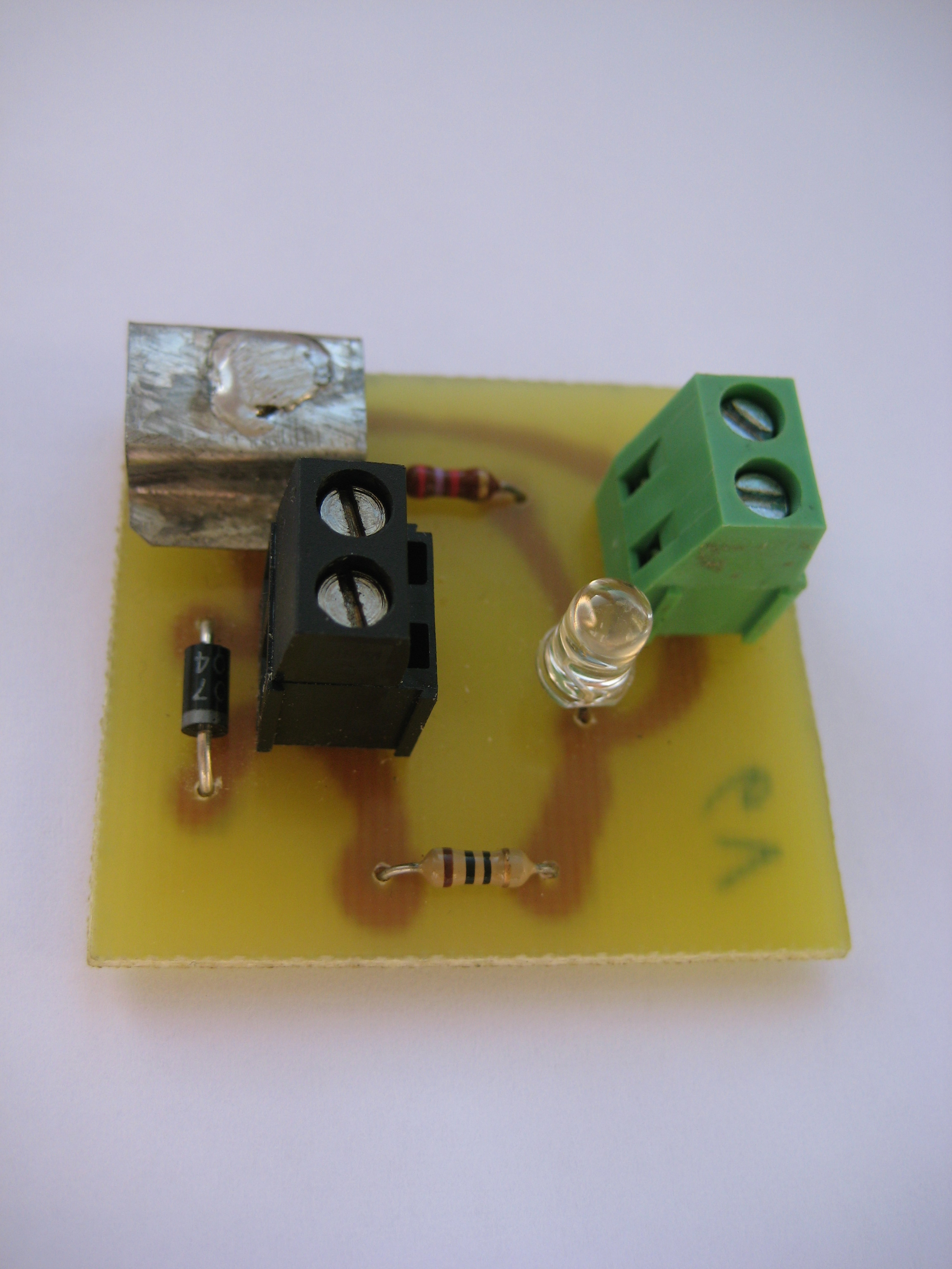 Fotorregulador-amplificador que permite variar  corriente contínua de hasta 6 V mediante la cantidad de luz incidente sobre un fototransistor.     FOTOPOTENCIÓMETRO-BPW-40 PDF El circuito impreso se ha realizado enmascarando con goma laca […]