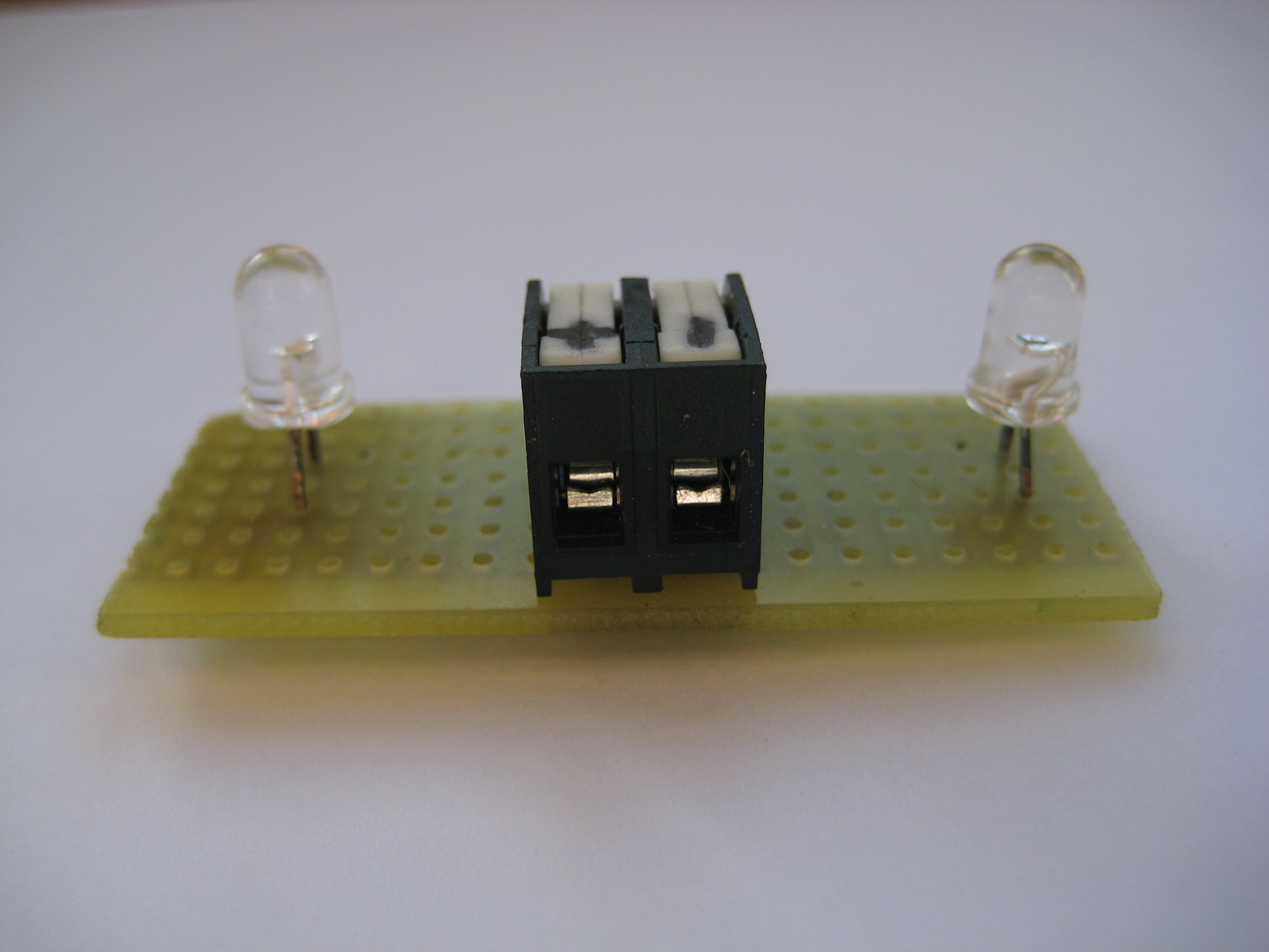   Circuito básico en el que un led está conectado con un fototransistor. La luminosidad del LED será proporcional a la  luz incidente en el fototransistor. Puede imaginarse una matriz de […]