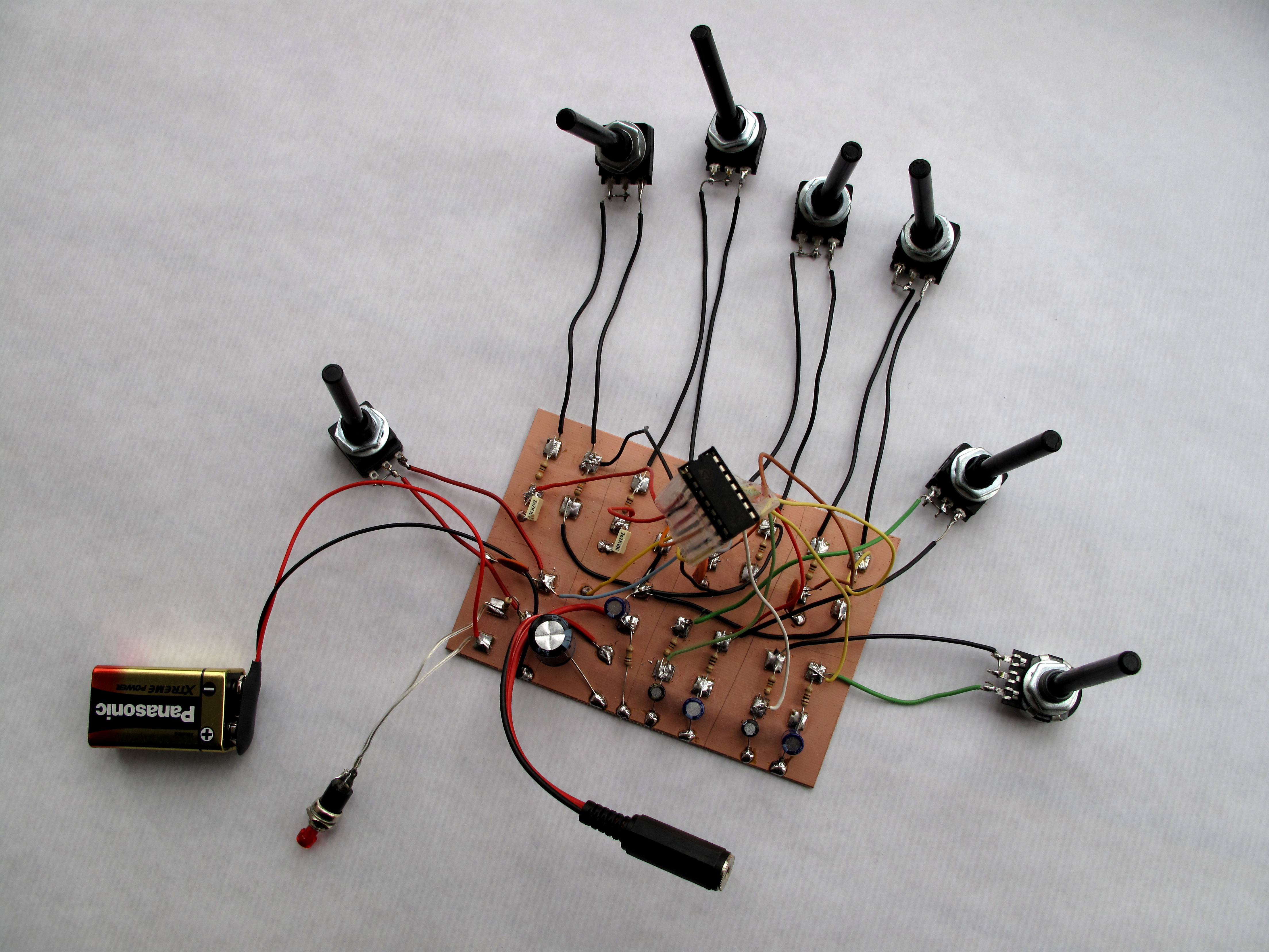 Esta versión del CACOPHONATOR 1, de Arthur Harrison, se ha realizado utilizando el método propuesto por Kogawa para sus emisoras.  