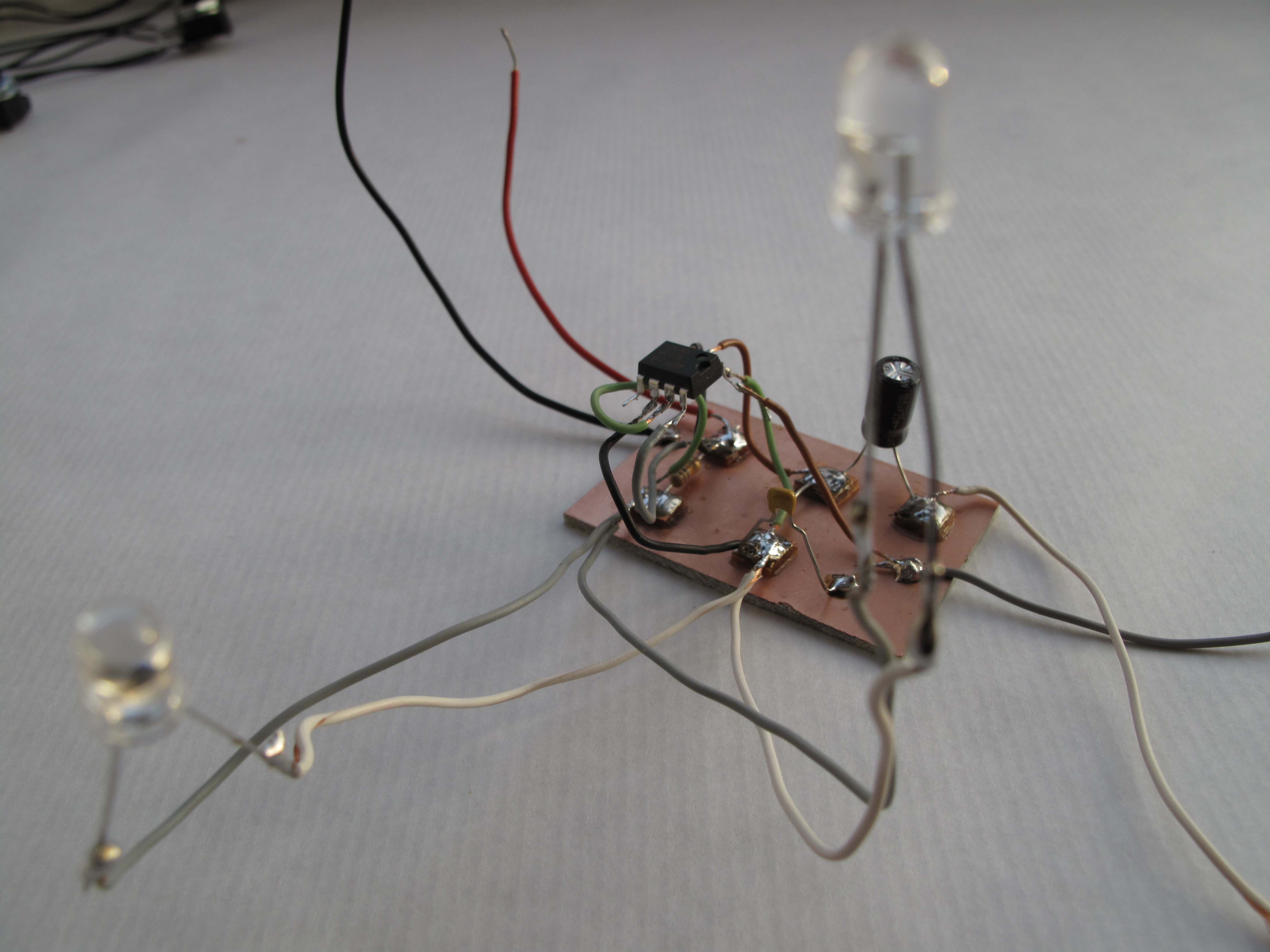 El theremin es un instrumento electrónico que traduce en señal audible las distorsiones producidas por el cuerpo humano en un campo electromagnético. De forma análoga pero más sencilla, este  optotheremín […]